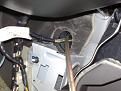 Här skall 2,5 kvadratmillimeters kabeln in, bilden är tagen på insidan av bilen och visar kickpanelen.
