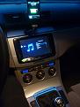 Mitt konsollen. Skärmen är integrerad i mittkonsollen. Original stereon är kvar för radions skull. Den sköts av rattknapparna och syns i färddatorn.